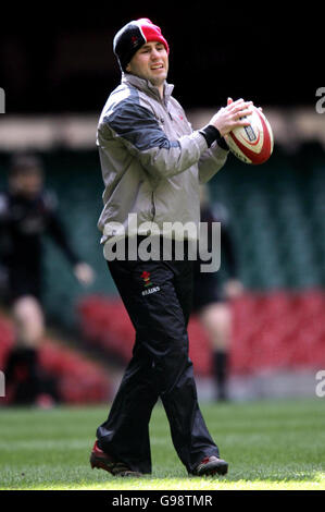 Stephen Jones von Wales während einer Trainingseinheit im Millennium Stadium in Cardiff am Freitag, den 10. März 2006, vor dem RBS 6 Nations-Spiel gegen Italien am Samstag. Siehe PA Story RUGBYU Wales. DRÜCKEN SIE VERBANDSFOTO. Bildnachweis sollte lauten: David Davies/PA. Stockfoto