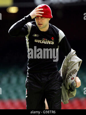 Wales' Stephen Jones während einer Trainingseinheit im Millennium Stadium in Cardiff, Freitag, 10. März 2006, vor ihrem RBS 6 Nations Spiel gegen Italien am Samstag. Siehe PA Story RUGBYU Wales Jones. DRÜCKEN Sie VERBANDSFOTO. Bildnachweis sollte lauten: David Davies/PA. Stockfoto