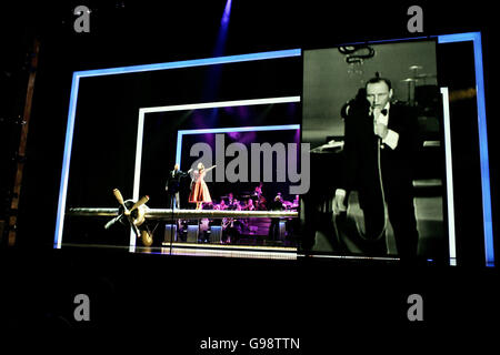 Frank Sinatra singt, begleitet von Tänzern und einem Orchester, während des West End-Debuts von 'Sinatra', im Palladium im Zentrum von London, Mittwoch, 8. März 2006. DRÜCKEN SIE VERBANDSFOTO. Bildnachweis sollte lauten: Andrew Parsons/PA Stockfoto