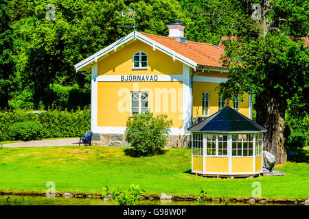 Bjornavad, Schweden – 20. Juni 2016: Das Haus Bjornavad am Göta Kanal. Ein schönes gelbes Haus mit einem kleinen Pavillon. Stockfoto