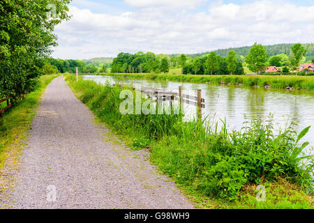 Kleine Strecke des Göta-Kanals mit grünen Bäumen auf beiden Seiten davon. Radweg folgen Sie den Kanal entlang des Weges. Dies ist in der Nähe von t Stockfoto