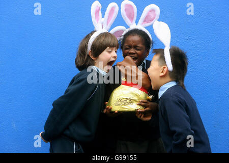 Anand Euchbold, Yura Dovydov (links), Fumny Salami (Mitte) Genießen Sie ein Lindt-osterei an der St. Aodoen's Primary School in Dublin während des Gold Lindt Osterhasen-Besuches, Dienstag, den 28. März 2006. DRÜCKEN SIE VERBANDSFOTO. Das Foto sollte lauten: Julien Behal/PA Stockfoto