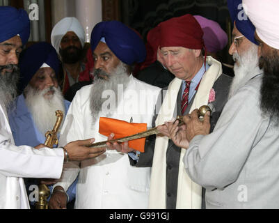 Der Prinz von Wales und seine Frau, Camilla, Herzogin von Cornwall besuchen den Anandpur Sahib Gurdwara Tempel im Punjab, Nordindien, Dienstag, 28. März 2006. Siehe PA Geschichte ROYAL Charles. DRÜCKEN Sie VERBANDSFOTO. Bildnachweis sollte lauten: Michael Dunlea/PA/Daily Mail/NPA Pool Stockfoto