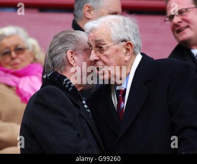 Fußball - FA Barclays Premiership - Aston Villa / Birmingham City - Villa Park. David Gold, Vorsitzender von Birmingham City, chattet mit Doug Ellis, dem Vorsitzenden der Aston Villa Stockfoto