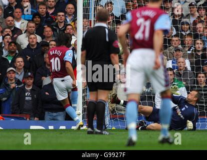 Fußball - FA Barclays Premiership - Aston Villa / Birmingham City - Villa Park. Milan Baros von Aston Villa erzielt das Eröffnungstor des Spiels Stockfoto