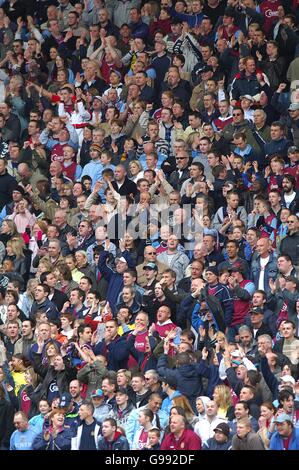 Fans der Aston Villa feiern, dass sie im zweiten die Führung übernehmen City Derby gegen Birmingham City Stockfoto