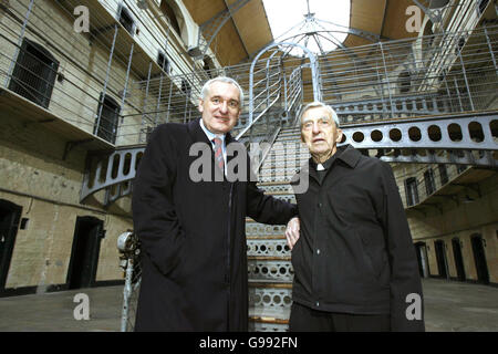 Taoiseach Bertie Ahern steht mit Pater Joseph Mallin, dem letzten überlebenden Kind eines hingerichteten Führers aus dem Jahr 1916 - dem Sohn des Kommandanten Michael Mallin - bei einem Besuch im Kilmainham Gefängnis in Dublin zu Ehren der 1916 Revolutionären des Osteraufstands zusammen. Stockfoto