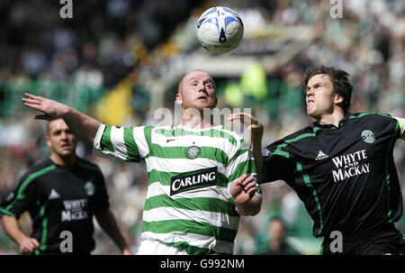 Celtic's John Hartson (C) fordert Hibernians Gary Caldwell während des Bank of Scotland Premier League-Spiels im Celtic Park, Glasgow, um den Ball. Stockfoto