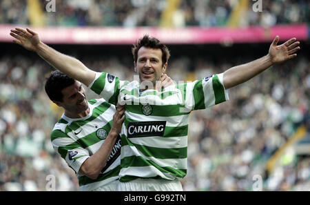 Maciej Zurawski von Celtic feiert das Tor gegen Hibernian mit Teamkollege Roy Keane (L) während des Spiels der Bank of Scotland Premier League im Celtic Park, Glasgow. Stockfoto