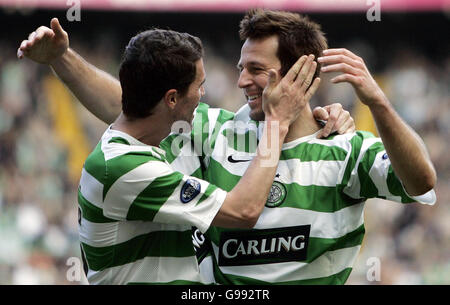 Maciej Zurawski von Celtic feiert das Tor gegen Hibernian mit Teamkollege Roy Keane (L) während des Spiels der Bank of Scotland Premier League im Celtic Park, Glasgow. Stockfoto