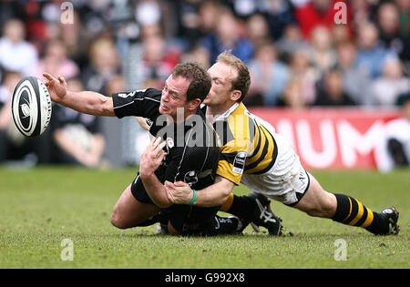 Saracens' Kieran Bracken (L) wird vom Londoner Wesps' Matt Dawson während des Guinness Premiership Spiels im Vicarage Road Stadium, Watford, angegangen. Stockfoto