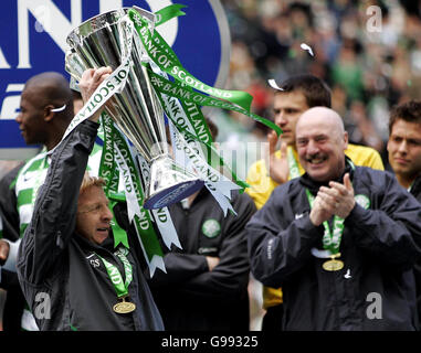 Celtic-Manager Gordon Strachan feiert mit der Bank of Scotland Premier League Trophäe nach ihrem Spiel gegen Hibernian im Celtic Park, Glasgow. Stockfoto