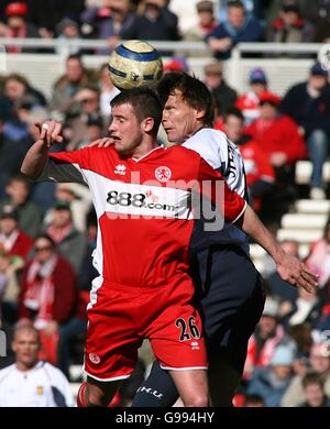 Fußball - FA Barclays Premiership - Middlesbrough V West Ham United - The Riverside Stadium. Teddy Sheringham (r) von West Ham United kämpft mit Matthew Bates von Middlesbrough Stockfoto