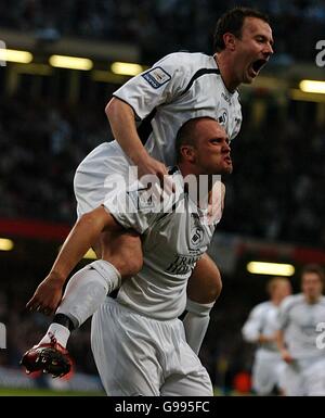 Lee Trundle von Swansea City feiert mit Kristian O’Leary Stockfoto