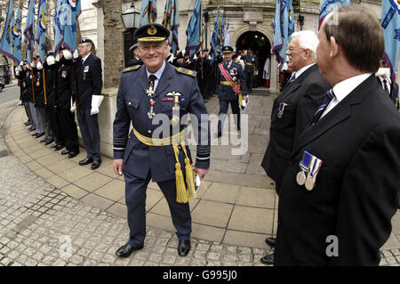 Hochrangige Offiziere der Royal Air Force verlassen die St. Clement Danes (RAF) Church in The Strand, London, am 2. April 2006, nachdem die Kirche eine Zeremonie anlässlich des 90. Jahrestages der Gründung der Royal Air Force während des Ersten Weltkriegs veranstaltet hatte. DRÜCKEN SIE VERBANDSFOTO. Bildnachweis sollte lauten: Andrew Stuart/PA Stockfoto