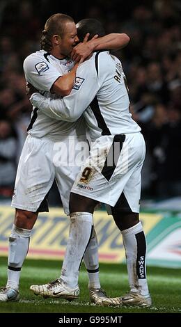 Fußball - LDV Vans Trophy - Finale - Carlisle United / Swansea City - Millennium Stadium. Adebayo Akinfenwa (r) von Swansea City feiert mit Lee Trundle das zweite Tor Stockfoto