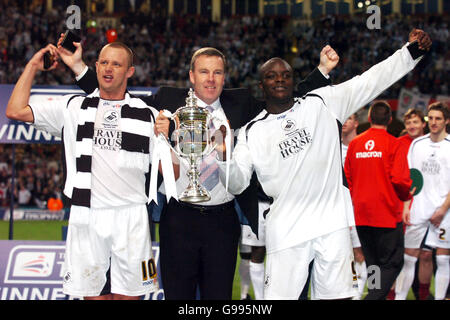 Kenny Jackett (c), Manager von Swansea City, feiert mit den Torschützen Lee Trundle (l) und Adebayo Akinfenwa (r) Stockfoto