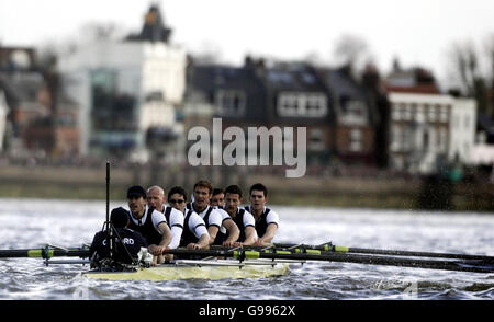 Oxford in Aktion, während sie Barnes beim 152. University Boat Race auf der Themse, London, Sonntag, 2. April 2006, passieren. Oxford gewann das Rennen gegen Cambridge. Siehe PA Geschichte RUDERBOOT Rennen. DRÜCKEN SIE VERBANDSFOTO. Bildnachweis sollte lauten: Andrew Parsons/PA. Stockfoto