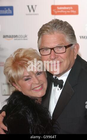 Gloria Hunniford und Stephen Way kommen am Mittwoch, den 29. März 2006, bei den British Book Awards im Grosvenor House Hotel im Zentrum von London an. DRÜCKEN SIE VERBANDSFOTO. Bildnachweis sollte lauten: Anthony Harvey/PA. ... SHOWBIZ Book Awards ... 29-03-2006 ... London ... GROSSBRITANNIEN ... DRÜCKEN SIE VERBANDSFOTO. Photo Credit sollte lauten: Anthony Harvey/PA. Eindeutige Referenznummer 3374161 Stockfoto