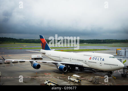 Delta Air Lines Boeing 747-451 geschleppt am Flughafen Tokio-Narita, Japan Stockfoto