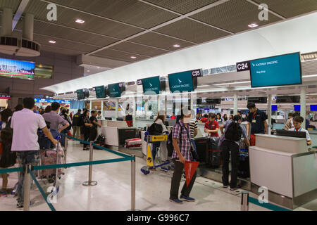 Cathay Pacific Check-in Schalter am Flughafen Narita International, Tokyo, Japan Stockfoto