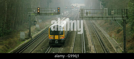 Trainieren. Auf der Strecke zwischen London und Staines fährt ein South West-Zug der Klasse 444 „Desiro“ Electric. Stockfoto