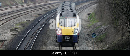 Der Zug der „First Great Western“ Adelante-Klasse 180 auf der Linie westlich von England fährt durch den Bahnhof Iver nach Paddington. Stockfoto