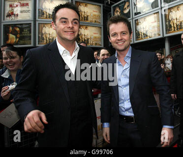 TV-Moderatoren (l-r) Anthony McPartlin und Declan Donnelly posiert für Bilder mit Fans außerhalb Cineworld in Dublin für die irische Premiere ihres Films Alien Autopsy, Mittwoch, 5. April 2006 Stockfoto