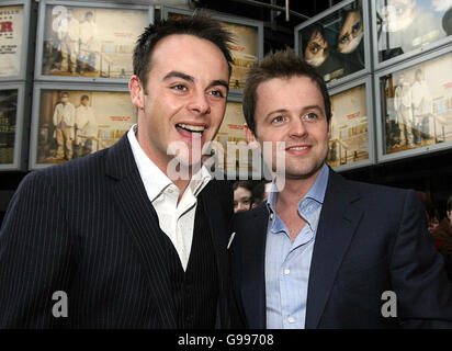 TV-Moderatoren (l-r) Anthony McPartlin und Declan Donnelly posiert für Bilder mit Fans außerhalb Cineworld in Dublin für die irische Premiere ihres Films Alien Autopsy, Mittwoch, 5. April 2006 Stockfoto