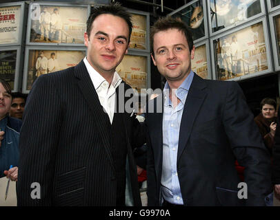 Die TV-Moderatoren Anthony McPartlin und Declan Donnelly posieren für Fotos mit Fans außerhalb von Cineworld in Dublin zur irischen Premiere ihres Films Alien Autopsy, Mittwoch, 5. April 2006 Stockfoto