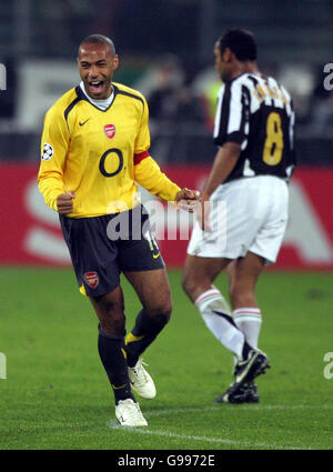 Thierry Henry von Arsenal feiert den Sprung ins Halbfinale nach dem UEFA Champions League-Viertelfinale in der zweiten Etappe gegen Juventus am Mittwoch, den 5. April 2006 im Stadio Delle Alpi, Turin, Italien. Stockfoto