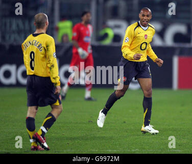 Thierry Henry (R) von Arsenal feiert den Abschluss des Halbfinales nach dem UEFA Champions League-Viertelfinale, Zweitligaspiel gegen Juventus am Mittwoch, den 5. April 2006 im Stadio Delle Alpi, Turin, Italien. Das Spiel endete am 0-0. Mit Arsenal, das insgesamt 2-0 durchlief. Siehe PA Geschichte FUSSBALL Arsenal. Stockfoto