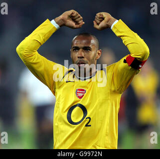 Arsenals Thierry Henry feiert das Halbfinale nach dem UEFA Champions League-Viertelfinale, Rückspiel Spiel gegen Juventus Turin im Stadio Delle Alpi, Turin, Italien, Mittwoch, 5. April 2006 durchlaufen. Das Spiel endete 0: 0 mit Arsenal 2-0 auf Gesamtheit durchlaufen. Vgl. PA Geschichte Fußball Arsenal. Stockfoto