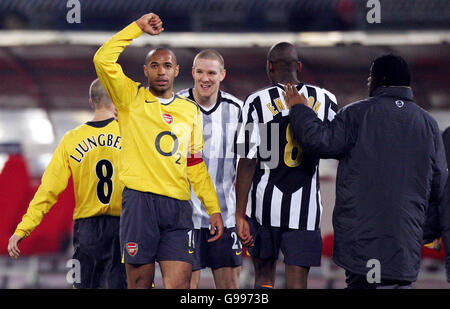 Thierry Henry von Arsenal (2. Links) feiert das Halbfinale nach dem UEFA Champions League Viertelfinale, Zweitligaspiel gegen Juventus im Stadio Delle Alpi, Turin, Italien, Mittwoch, 5. April 2006. Das Spiel endete 0-0 mit Arsenal geht durch 2-0 auf Aggregat. Siehe PA Geschichte FUSSBALL Arsenal. Stockfoto