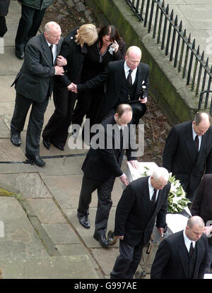 Mandy Carter (blonde Haare) folgt der Beerdigung ihrer drei Kinder Samantha, Patricia und Marcus Carter, als sie am Donnerstag, den 6. April 2006, in der St. Edward's Church in Leek, Staffordshire, eintrifft. Die Geschwister starben am 9. März bei einem mutmaßlichen Brandanschlag in ihrem Doppelhaus in Hillside Road, Cheddleton, zusammen mit dem Partner ihrer Mutter, Roderick Hine. Siehe PA Geschichte BEERDIGUNG Kinder. Stockfoto