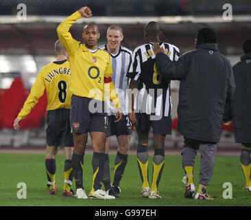 Arsenals Thierry Henry feiert das Halbfinale nach dem UEFA Champions League-Viertelfinale, Rückspiel Spiel gegen Juventus Turin im Stadio Delle Alpi, Turin, Italien, Mittwoch, 5. April 2006 durchlaufen. Das Spiel endete 0: 0 mit Arsenal 2-0 auf Gesamtheit durchlaufen. Vgl. PA Geschichte Fußball Arsenal. Stockfoto