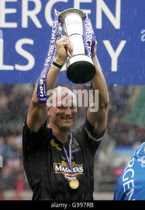 Lawrence Dallaglio, Kapitän der Londoner Wespen, hebt die Trophäe nach dem Powergen Cup Finale in Twickenham, London, Sonntag, 9. April 2006. London Wesps schlagen Llanelli Scarlet's 26-10. Stockfoto