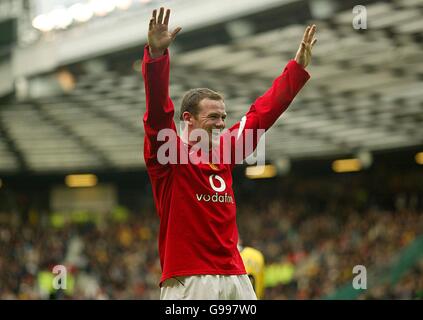 Fußball - FA Barclays Premiership - Manchester United / Arsenal - Old Trafford. Wayne Rooney von Manchester United feiert das zweite Tor von Ji Sung Park Stockfoto