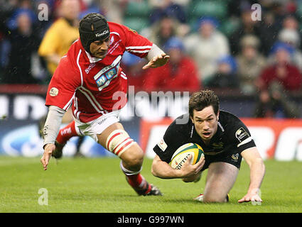 London Wesps Tom Voyce (R) erzielt ihren zweiten Versuch während des Powergen Cup Finales gegen Llanelli Scarlets in Twickenham, London, Sonntag, 9. April 2006. London Wesps schlagen Llanelli Scarlet's 26-10. Stockfoto