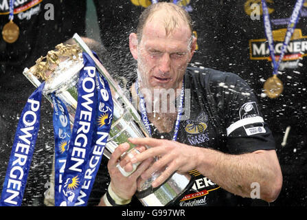 Lawrence Dallaglio, Kapitän der Londoner Wespen, hebt die Trophäe nach dem Powergen Cup Finale in Twickenham, London, Sonntag, 9. April 2006. London Wesps schlagen Llanelli Scarlet's 26-10. Stockfoto