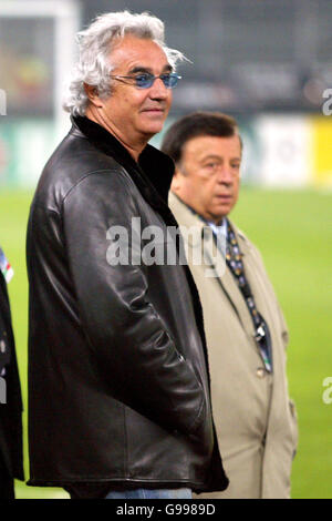 Fußball - UEFA Champions League - Viertelfinale - zweite Etappe - Juventus gegen Arsenal - Stadio Delle Alpi. Flavio Briatore, Leiter des Formel-1-Rennteams Benetton-Renault Stockfoto