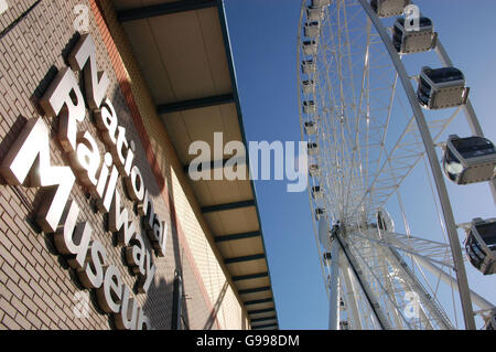 Das Norwich Union Yorkshire Wheel in York, Montag, den 10. April 2006, dessen Start ein zweites Mal verschoben wurde. Verzögerungen bei den letzten Kontrollen des 60 m langen Rades im National Railway Museum haben dazu geführt, dass der öffentliche Start von Montag auf später in der Woche verschoben wurde. Für den ersten Rückschlag wurde das Unwetter verantwortlich gemacht, als die ursprüngliche Eröffnung am Freitag abgesagt wurde und eine VIP-Vorschau auf den 26. April verschoben werden musste. Stockfoto