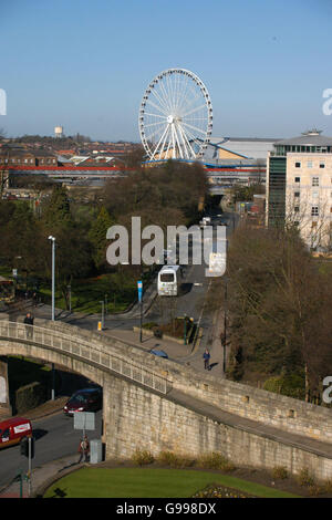 Das Norwich Union Yorkshire Wheel in York, Montag, den 10. April 2006, dessen Start ein zweites Mal verschoben wurde. Verzögerungen bei den letzten Kontrollen des 60 m langen Rades im National Railway Museum haben dazu geführt, dass der öffentliche Start von Montag auf später in der Woche verschoben wurde. Für den ersten Rückschlag wurde das Unwetter verantwortlich gemacht, als die ursprüngliche Eröffnung am Freitag abgesagt wurde und eine VIP-Vorschau auf den 26. April verschoben werden musste. Stockfoto