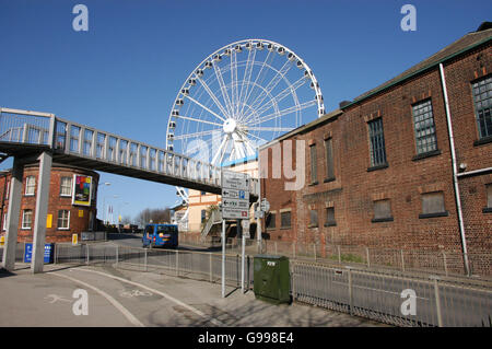 Das Norwich Union Yorkshire Wheel in York, Montag, den 10. April 2006, dessen Start ein zweites Mal verschoben wurde. Verzögerungen bei den letzten Kontrollen des 60 m langen Rades im National Railway Museum haben dazu geführt, dass der öffentliche Start von Montag auf später in der Woche verschoben wurde. Für den ersten Rückschlag wurde das Unwetter verantwortlich gemacht, als die ursprüngliche Eröffnung am Freitag abgesagt wurde und eine VIP-Vorschau auf den 26. April verschoben werden musste. Stockfoto