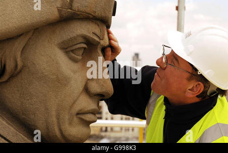 Bob Egan, Supervisor des Reinigungs- und Restaurierungsteams, inspiziert das beschädigte Gesicht von Lord Horatio Nelson an der Nelson-Säule am Trafalgar Square in London. Stockfoto