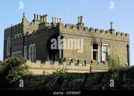 Ein feuerbeschädigtes „Bleak House“ in Broadstairs, Kent, der ehemaligen Heimat des Schriftstellers Charles Dickens. Stockfoto