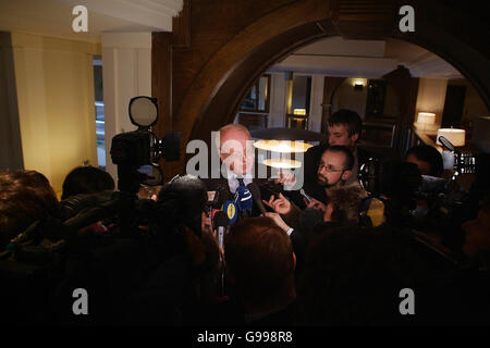 Der irische Justizminister Michael McDowell spricht auf der Jahreskonferenz 2006 des Verbandes der Garda-Sergeanten und -Inspektoren in Killarney vor den Medien. Stockfoto