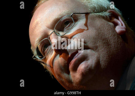 Der irische Justizminister Michael McDowell spricht vor der Jahreskonferenz 2006 des Verbandes der Garda Sergeanten und Inspektoren in Killarney. Stockfoto