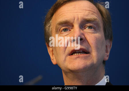 Verkehrsminister Martin Cullen TD spricht bei der Pressekonferenz des Verkehrsministeriums über das neue Gesetz zur Straßenverkehrssicherheit 2006 in Regierungsgebäuden in Dublin. DRÜCKEN Sie VERBANDSFOTO. Bilddatum: Mittwoch, 12. April 2006. Als der republikanische Verkehrsminister Martin Cullen sein Gesetz zur Straßenverkehrssicherheit bei der wöchentlichen Kabinettssitzung vorbrachte, traf die Delegation auch den Juniorminister Pat 'The Cope' Gallagher. Siehe PA Story ULSTER Roads. DRÜCKEN Sie VERBANDSFOTO. Bildnachweis sollte lauten: Julien Behal/PA Stockfoto