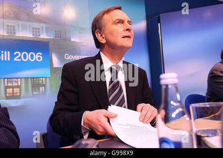 Verkehrsminister Martin Cullen TD spricht bei der Pressekonferenz des Verkehrsministeriums über das neue Gesetz zur Straßenverkehrssicherheit 2006 in Regierungsgebäuden in Dublin. DRÜCKEN Sie VERBANDSFOTO. Bilddatum: Mittwoch, 12. April 2006. Als der republikanische Verkehrsminister Martin Cullen sein Gesetz zur Straßenverkehrssicherheit bei der wöchentlichen Kabinettssitzung vorbrachte, traf die Delegation auch den Juniorminister Pat 'The Cope' Gallagher. Siehe PA Story ULSTER Roads. DRÜCKEN Sie VERBANDSFOTO. Bildnachweis sollte lauten: Julien Behal/PA Stockfoto